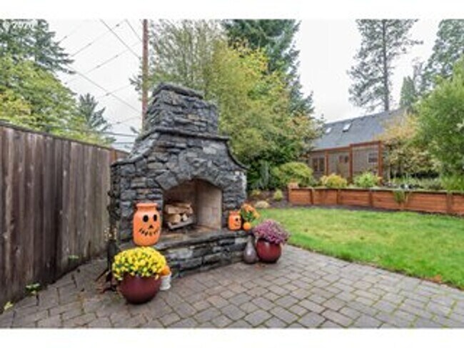Building Photo - Stunning 5 bedroom home in desirable SW PDX now available for long term lease!