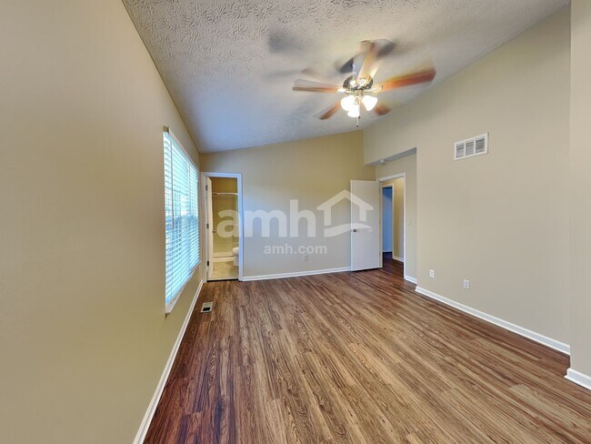 Building Photo - 8612 Oak Creek Dr