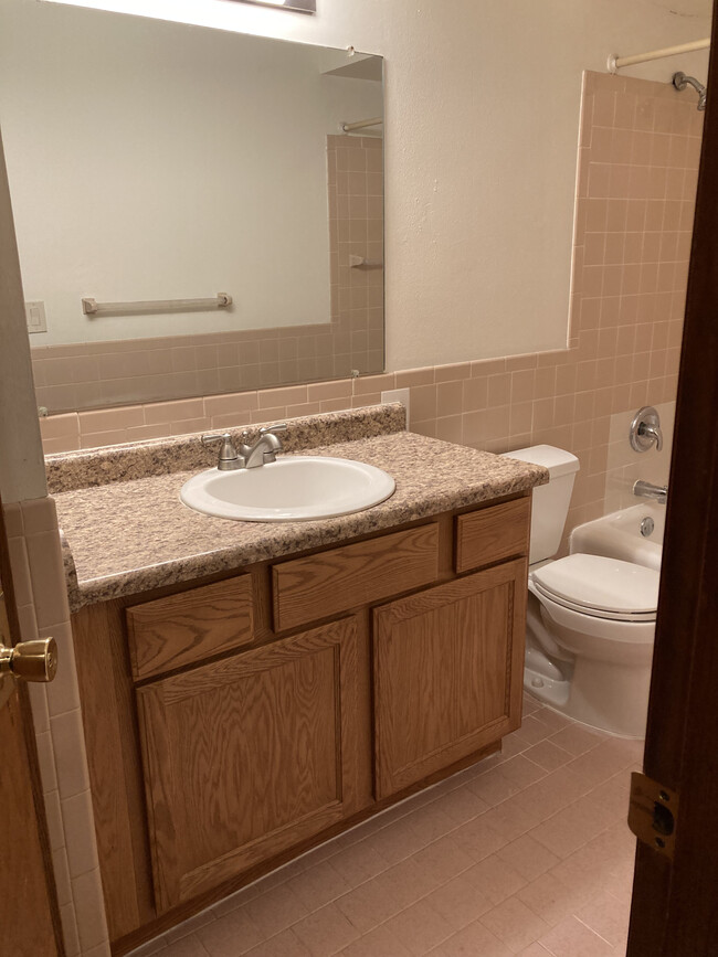 Bathroom - Rivercourt Apartments