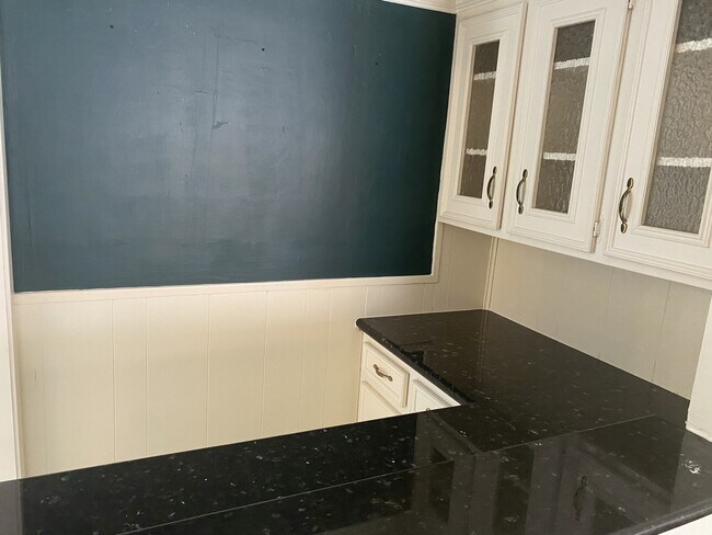 Building Photo - 5 Bendwood Dr