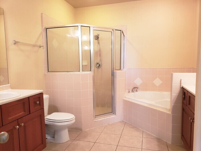 Building Photo - 3 bedroom town home for rent early January...