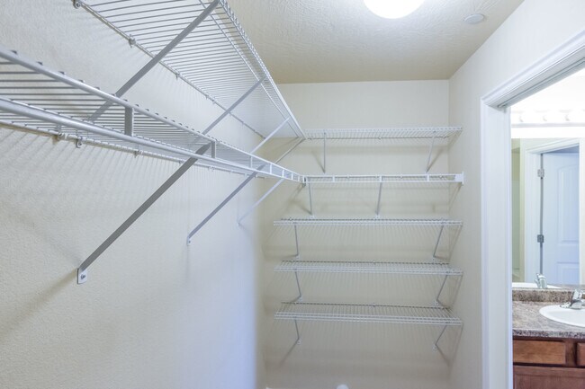 Building Photo - 3 Bedroom/2 bathroom Condo in Sandy