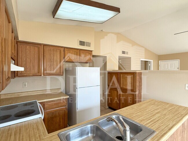 Building Photo - 1028 W Malibu Dr