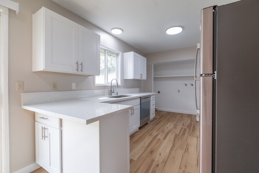 Building Photo - 110 SW Fleishauer Ln