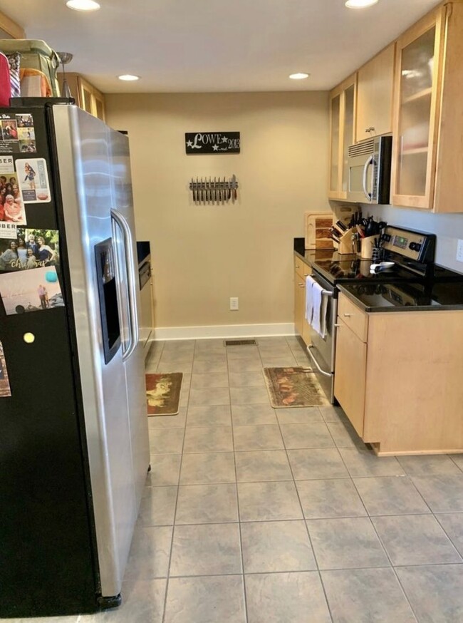 Building Photo - 2 BEDROOM 2.5 BATH TOWNHOME WITH DOWNTOWN ...
