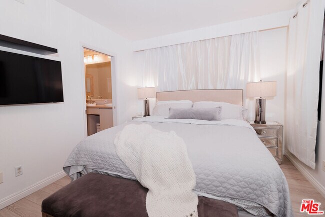 Building Photo - 1245 Wilcox Ave