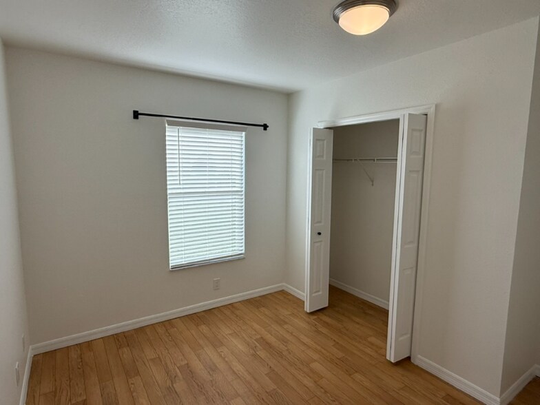 Building Photo - 2370 Lakeview Dr