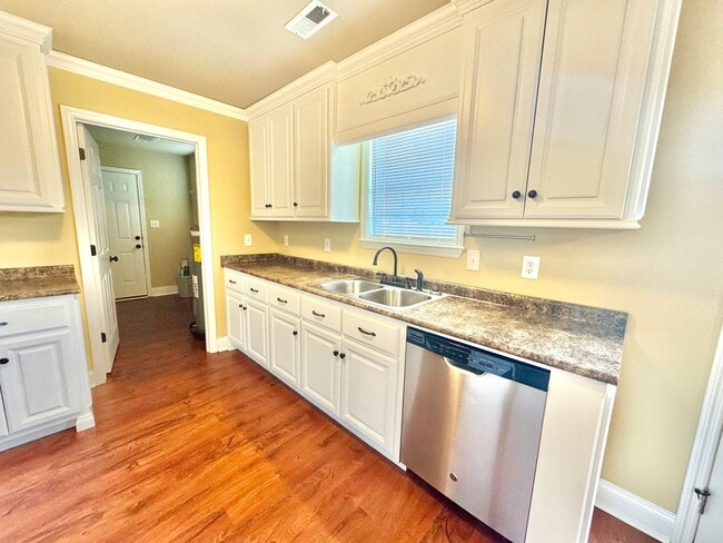 Building Photo - 3 bedroom 2 bath home. Walk to Ardmore Hig...