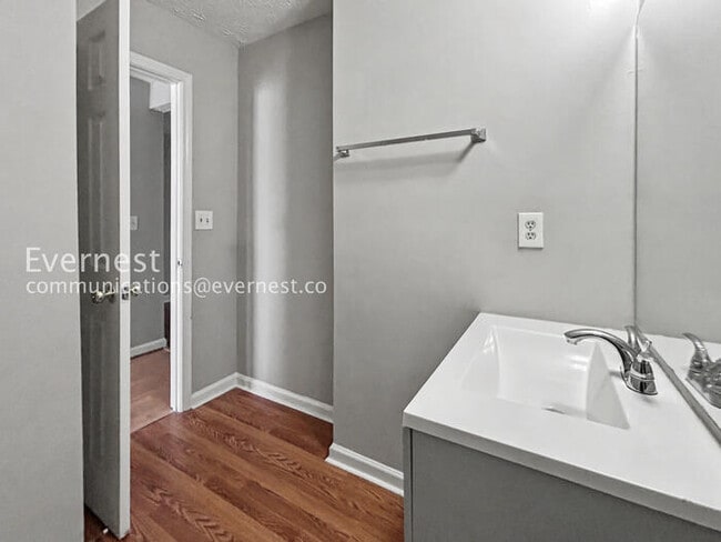 Building Photo - 2 Bed/1.5 Bath Townhome with Modern Amenities / Pet-Friendly / Coming Soon!