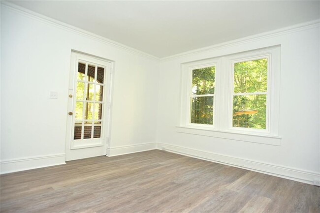 Building Photo - 509 Claire Dr NE