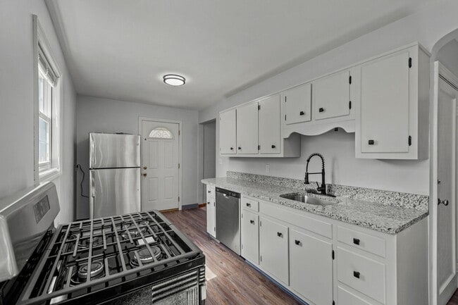 Building Photo - Gorgeous 2 bedroom home in Clairton availa...