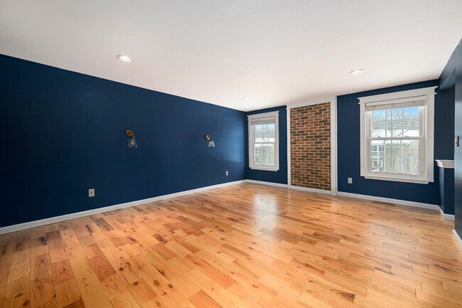 Building Photo - 42198 Roscommon St