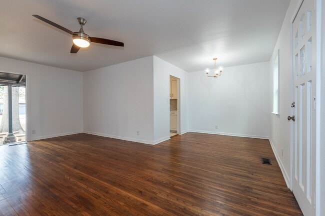 Building Photo - Beautiful 3 bedroom 1 bath, Available in April!