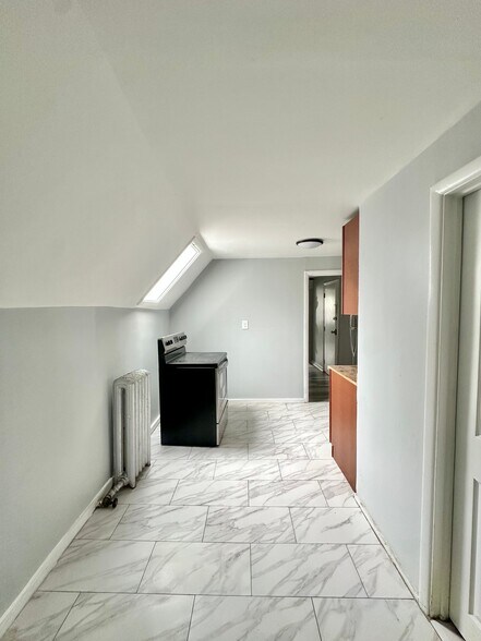 Building Photo - 1048 Grove St