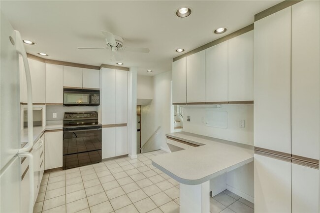 Building Photo - 241 Willowcrest Dr