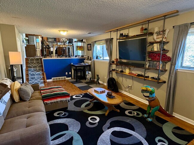 Building Photo - Stunning Morrison 3 bed/2 bath Corner Lot