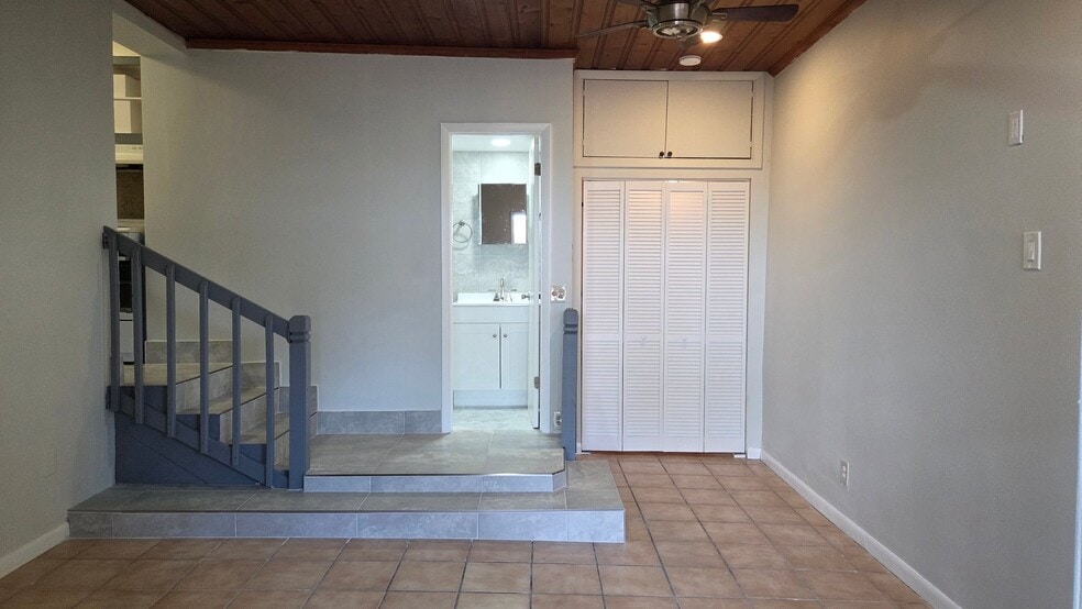 Building Photo - 311 SW 12th Ct