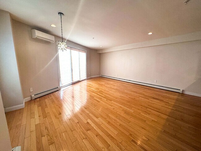 Building Photo - Luxury long term rental in the Heart of Brunswick