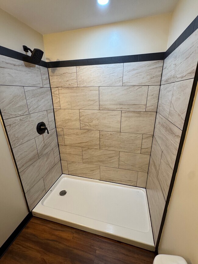 Building Photo - 702 Peer St