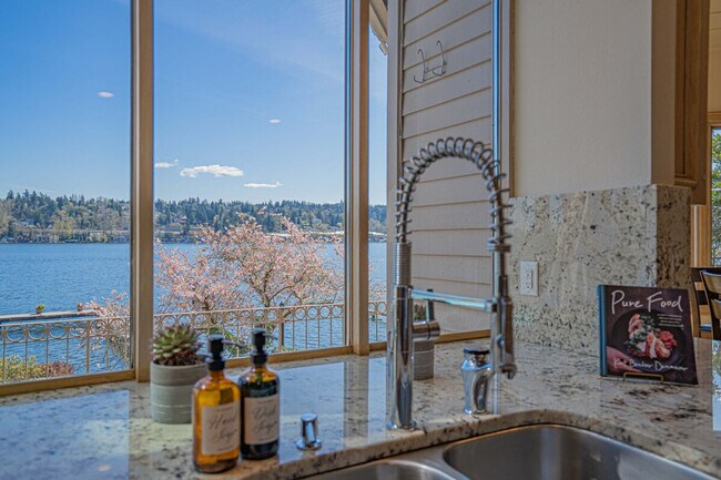 Building Photo - 6408 E Mercer Way