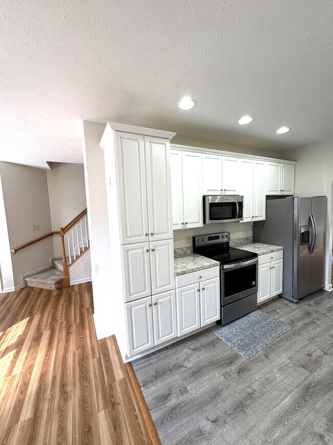 Building Photo - Taylor Spring Townhouse With Garage and Basement