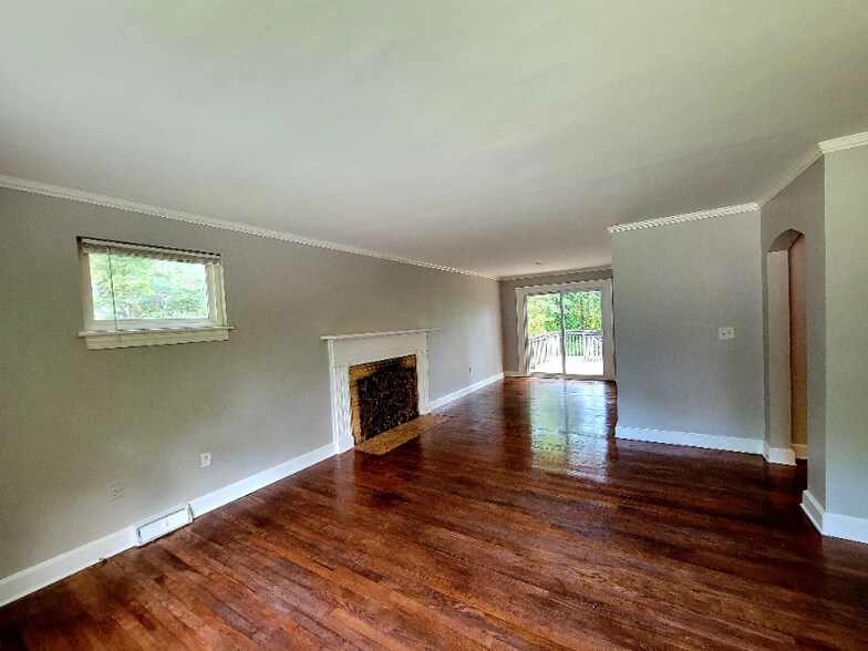 Building Photo - 20 N Garden Cir