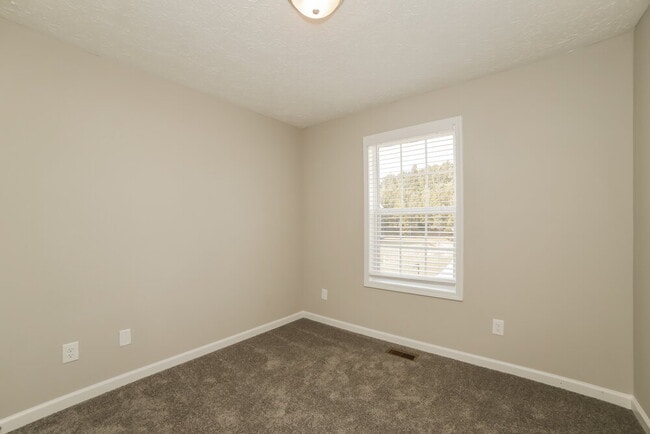 Building Photo - 104 Rockefeller Ln