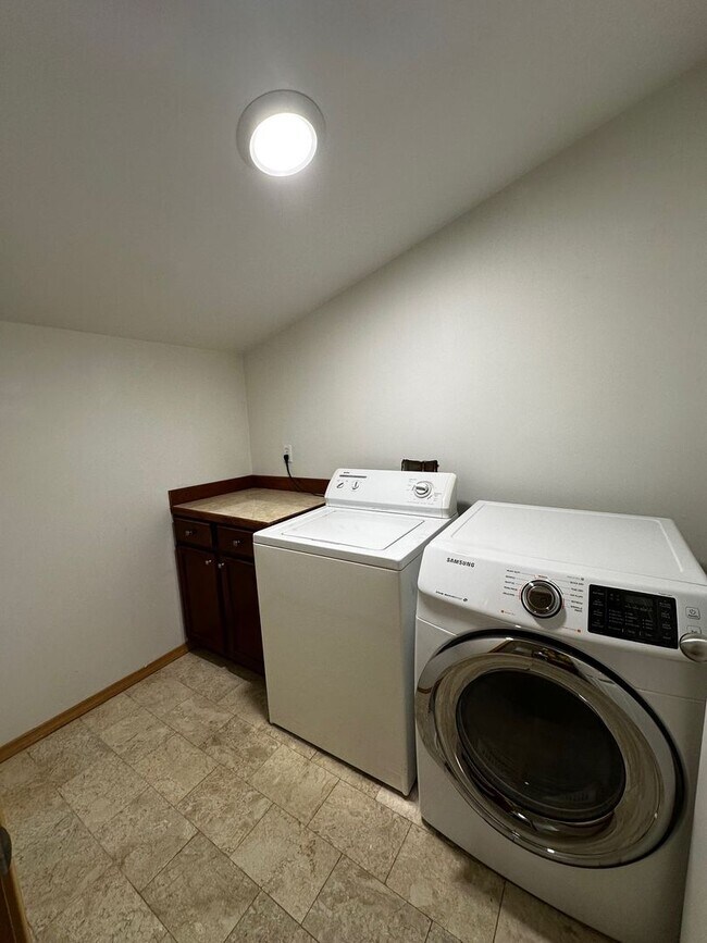 Building Photo - Updated 3 beds/ 2 bath townhome for rent!