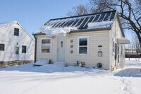 Building Photo - Cozy 2 Bedroom SE Rochester Home with Incredible Yard!