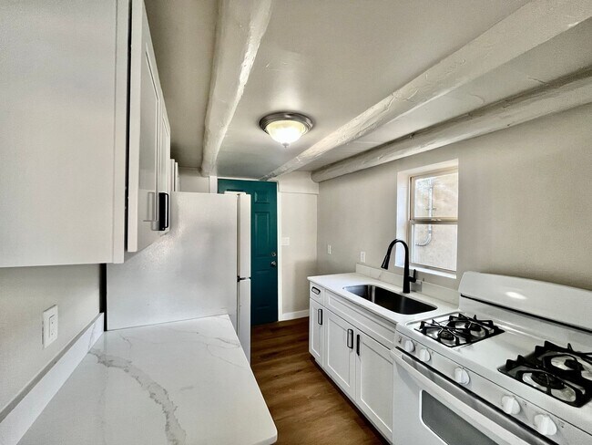 Building Photo - 422 Towner Ave NW