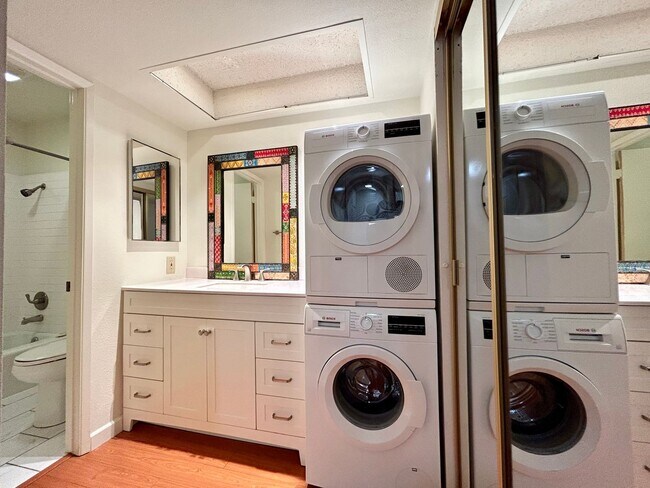 Building Photo - AVAILABLE NOW!! LOVELY - 1 Bed 1 Bath Uppe...