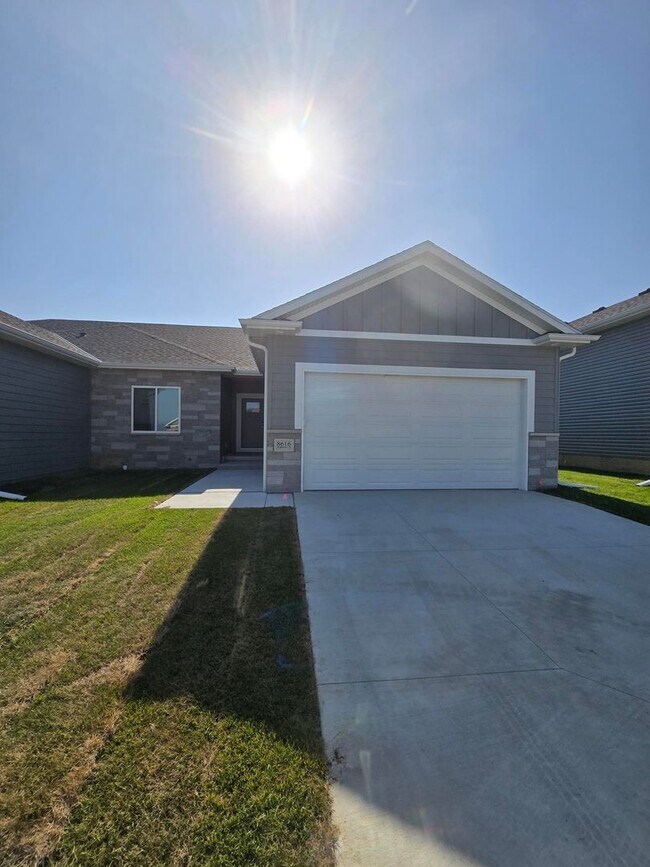 Building Photo - 8606 Highview Cir