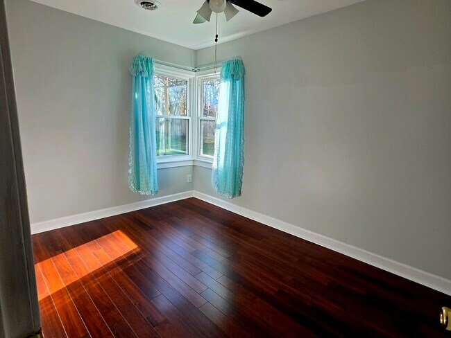 Building Photo - 36752 N Wildwood Dr