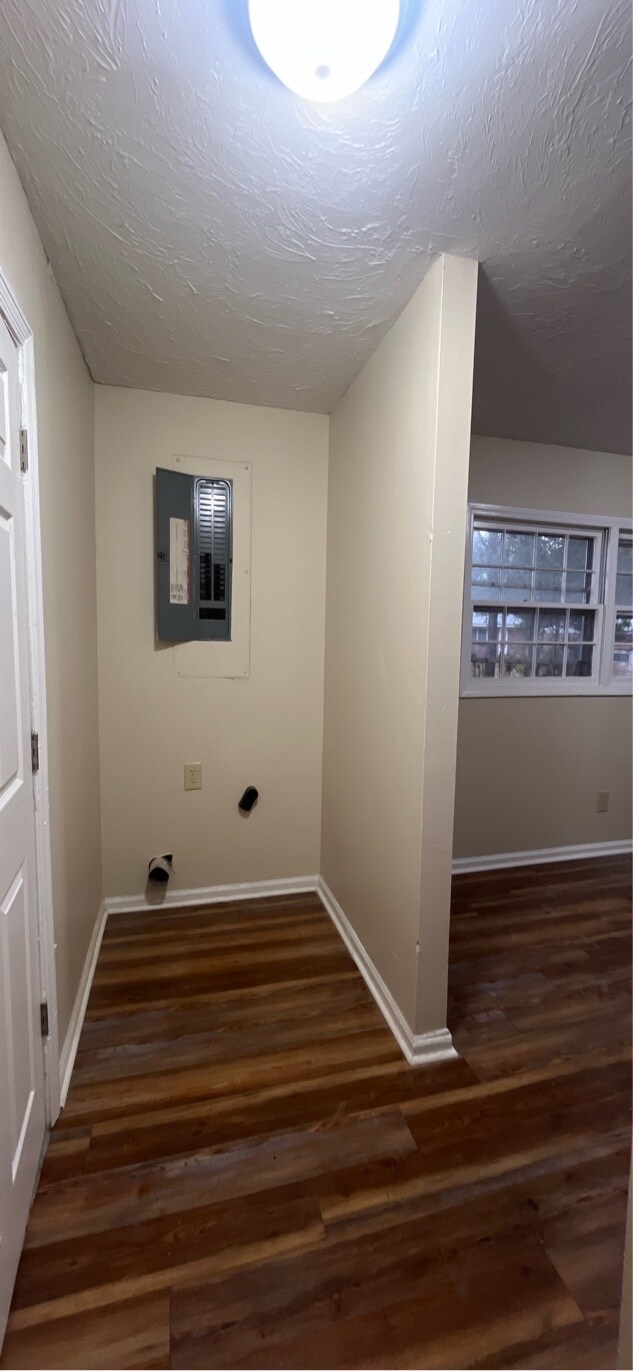 Building Photo - 712 Goodall Ave