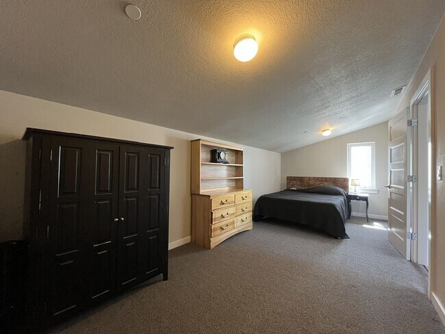 Building Photo - Spacious 2,511 Sq Ft Wilsonville Townhome with Vaulted Loft, Modern Kitchen & Attached Two-Car Ga...
