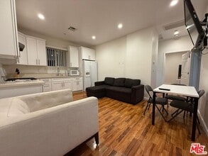 Building Photo - 609 W Doran St