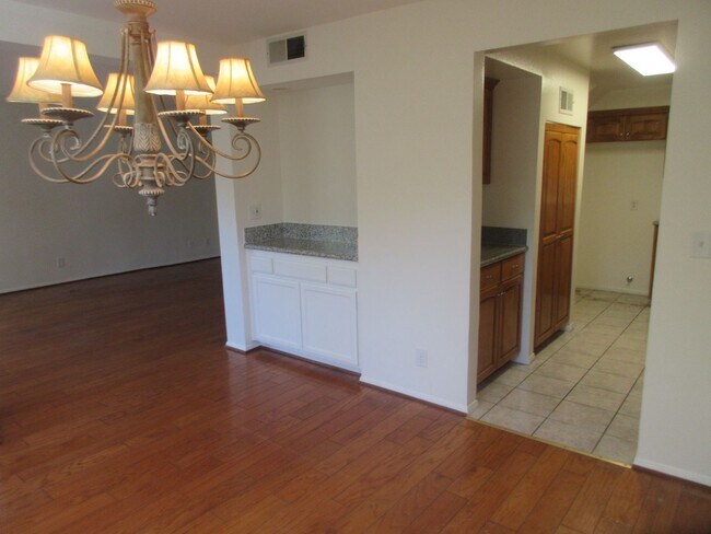 Building Photo - Beautiful Condo in the heart of Studio City