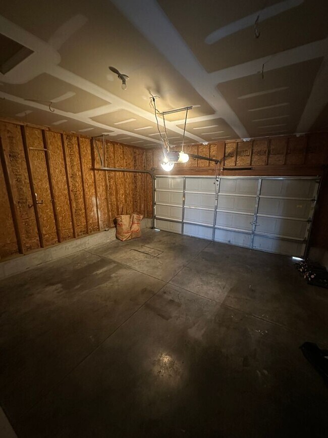 Building Photo - 4BR / 2BA Home in Middletown with Two Car Garage For Rent!