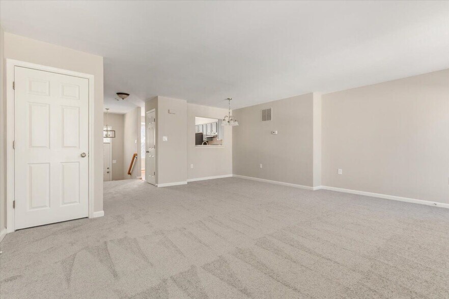 Building Photo - 113 Frazer Dr