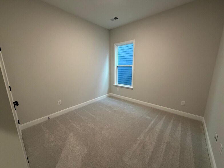 Building Photo - 105 Winding Stream Cir