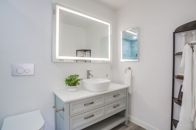 Building Photo - Newly Renovated 3BR/2BA Condo in