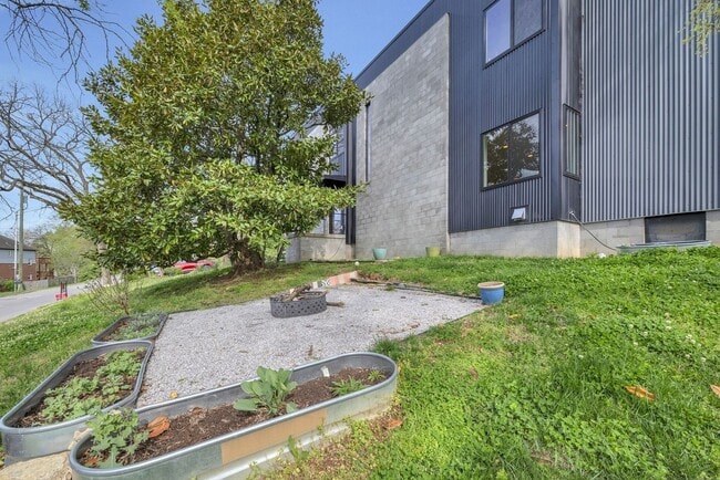 Building Photo - Custom-Built 4 Bed/ 2 Full + 2 Half Bath Modern Home at the base of Love Circle, Fully Furnished,...