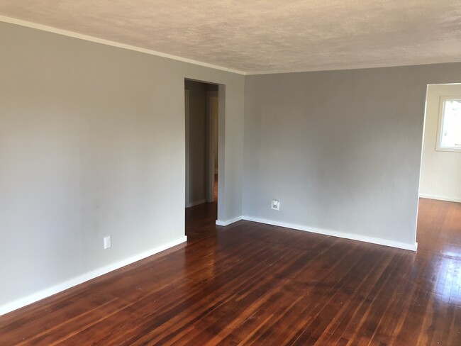 Building Photo - Freshly remodeled 3 bedroom 1 bathroom house!