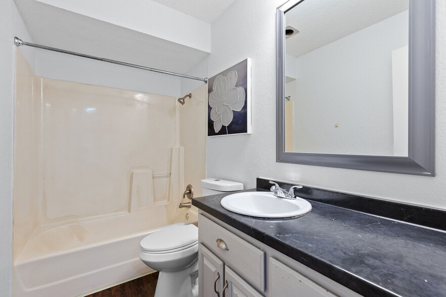 Building Photo - 1611 Somerset Dr