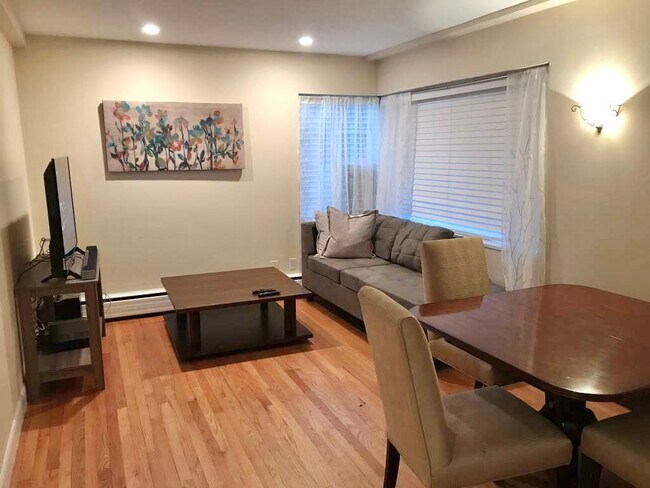 Building Photo - 160 Waterman St