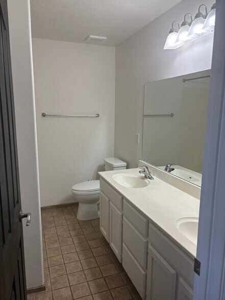 Building Photo - 884 Liberty Ln