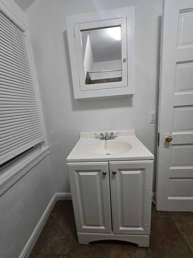 Building Photo - 3413 W 10th St