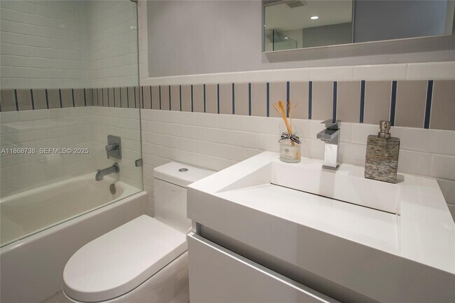 Building Photo - 1345 Lincoln Rd