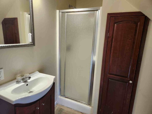 Building Photo - Large Bedrooms UPPER Oshkosh $1025
