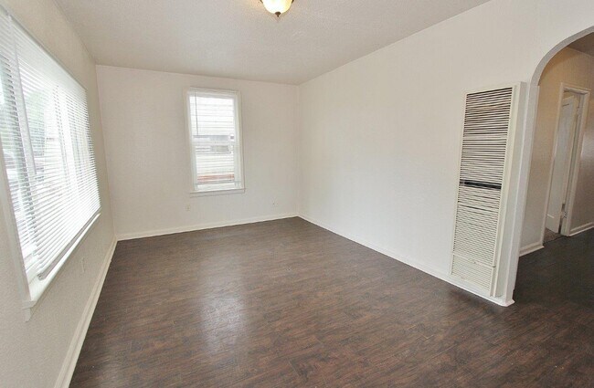 Building Photo - 811 8th Ave N